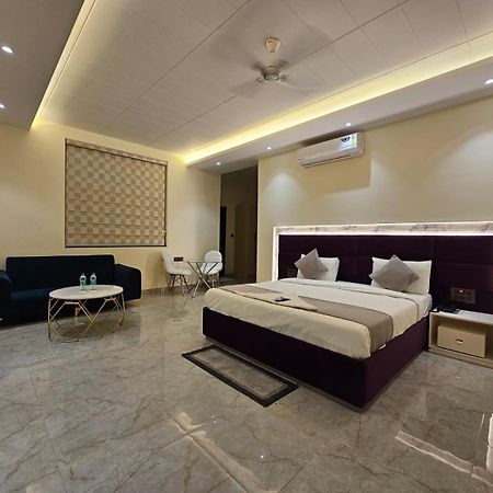 Hotel The Glass House Greater Noida Exterior photo