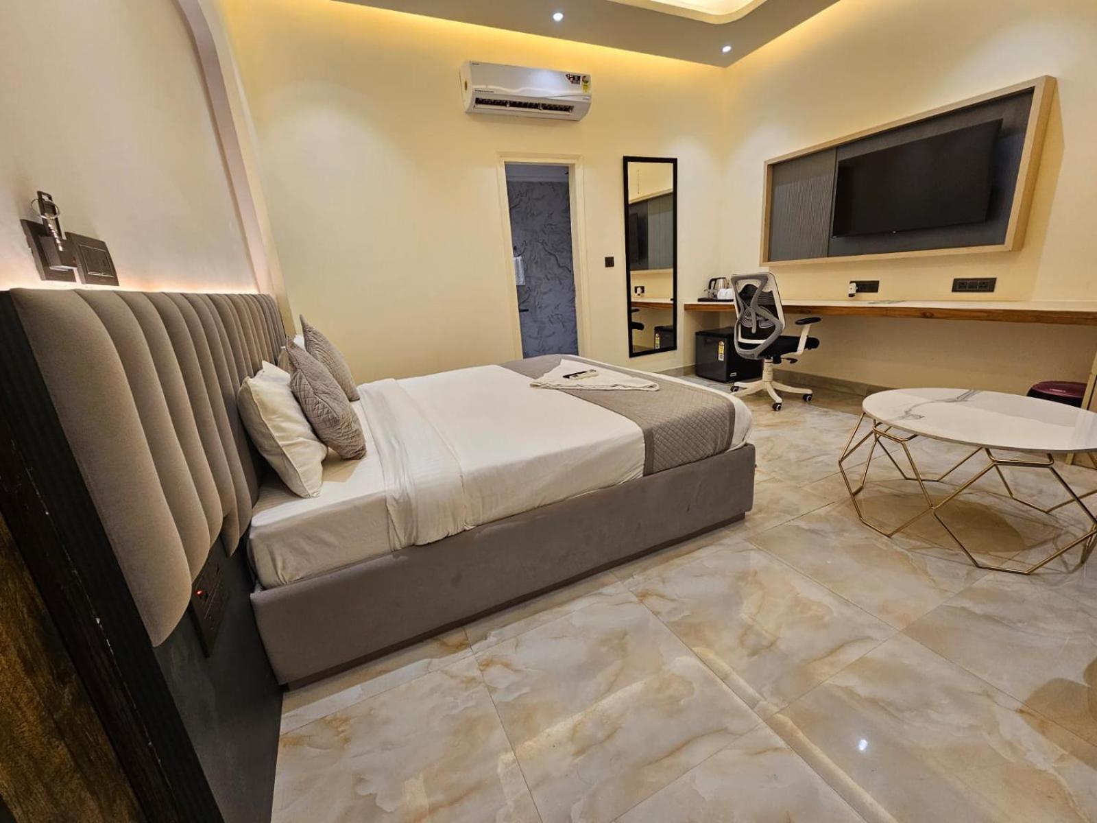 Hotel The Glass House Greater Noida Exterior photo