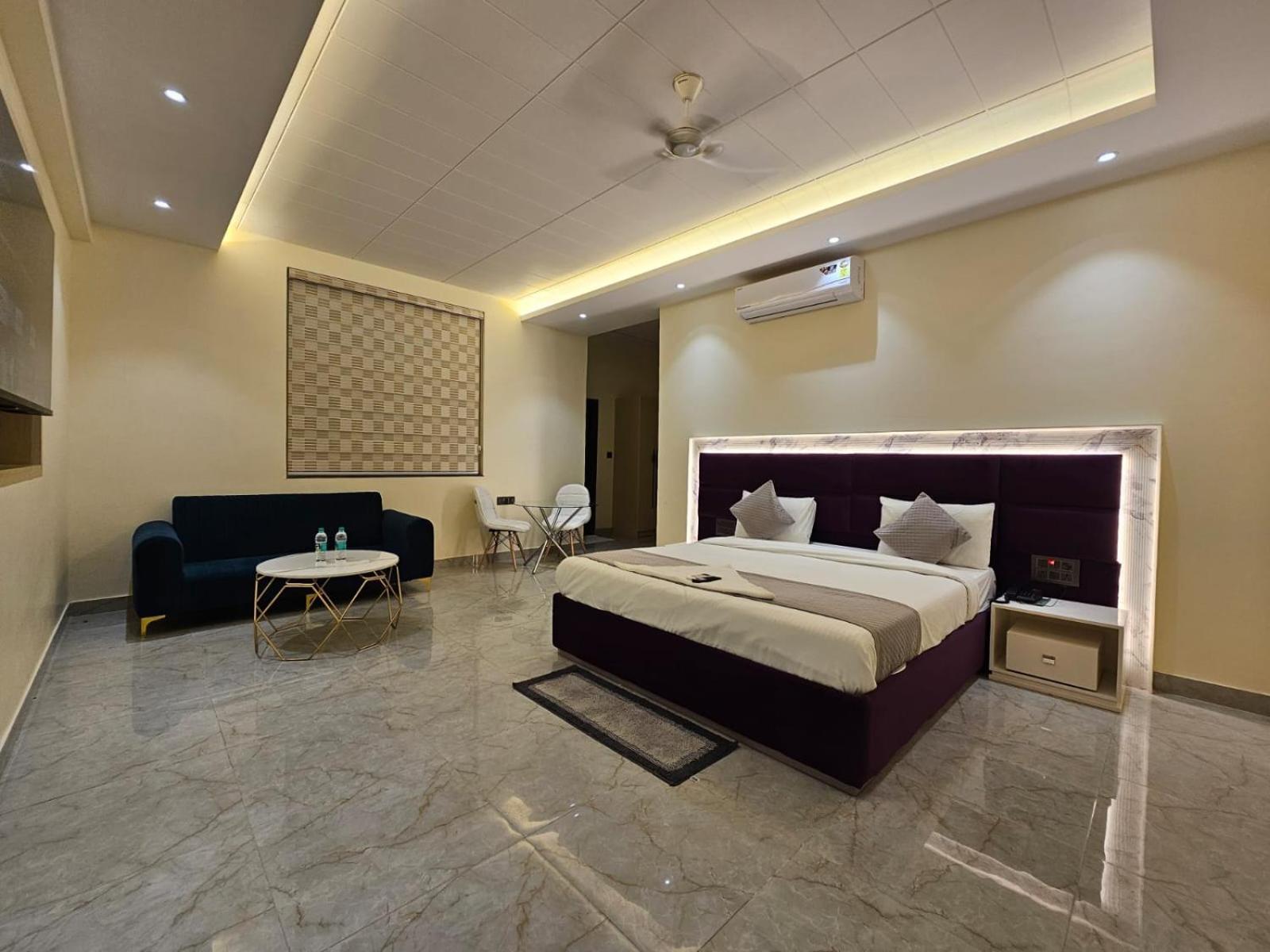 Hotel The Glass House Greater Noida Exterior photo
