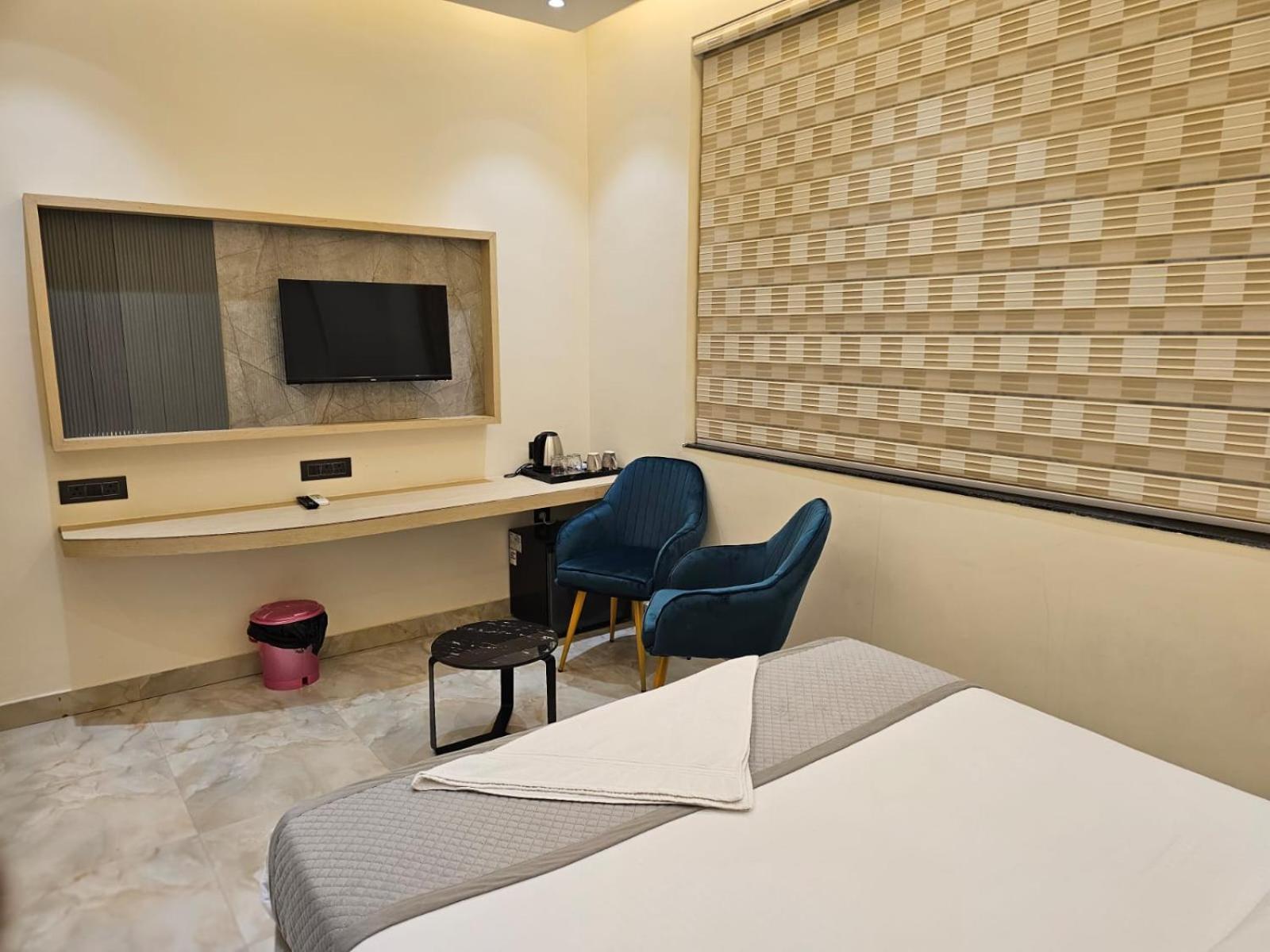 Hotel The Glass House Greater Noida Exterior photo