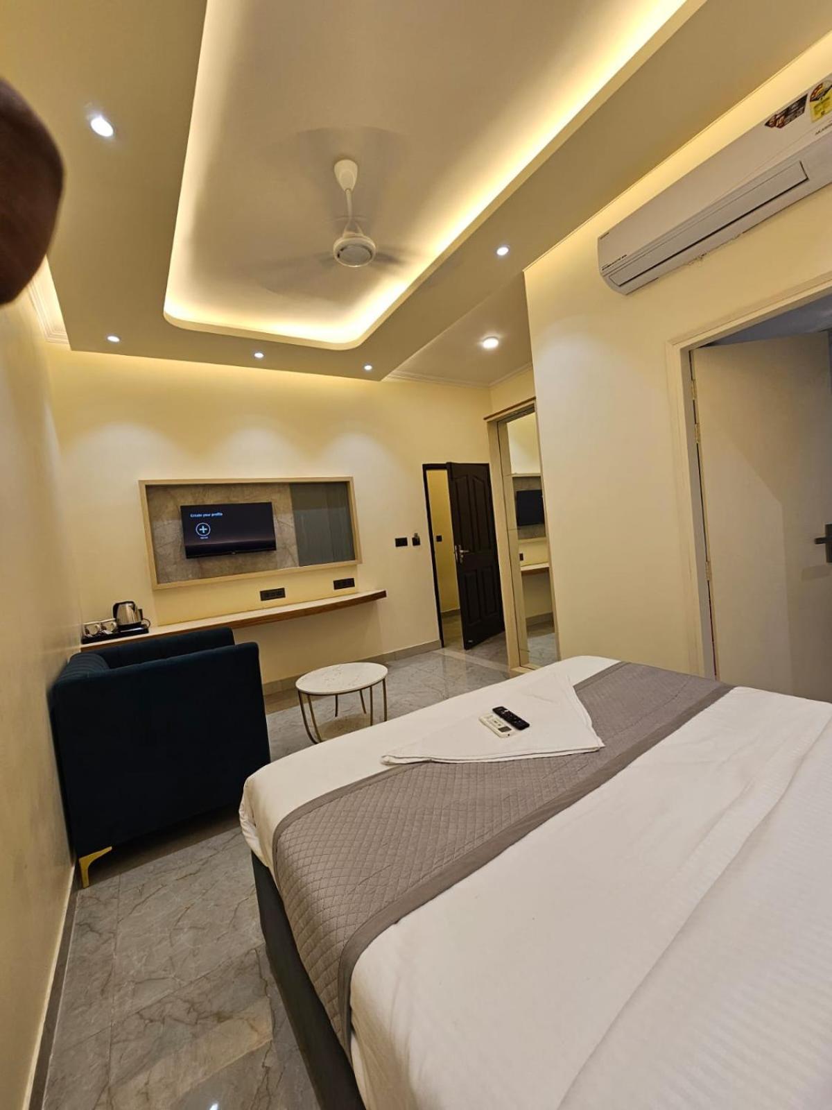 Hotel The Glass House Greater Noida Exterior photo