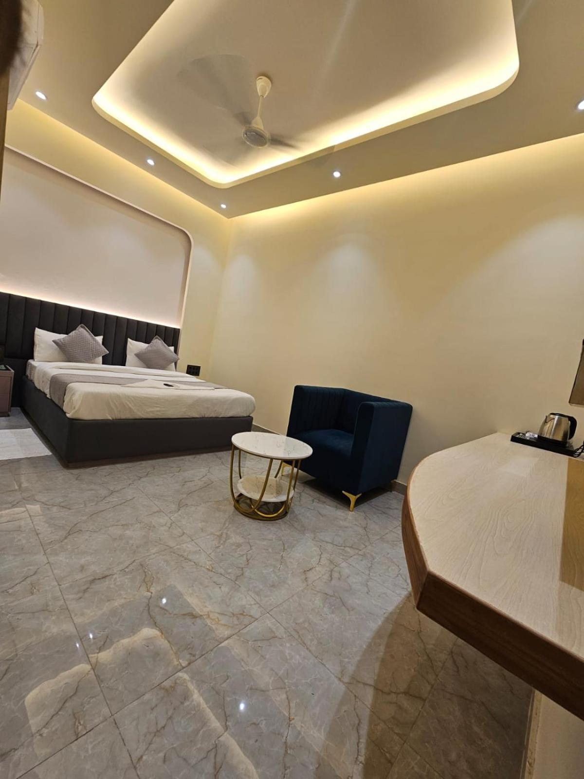Hotel The Glass House Greater Noida Exterior photo