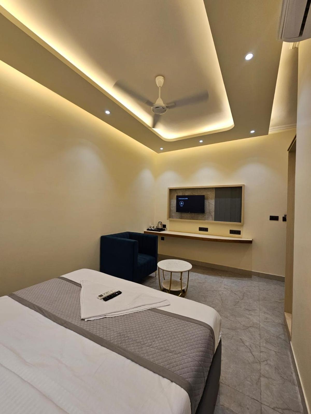 Hotel The Glass House Greater Noida Exterior photo