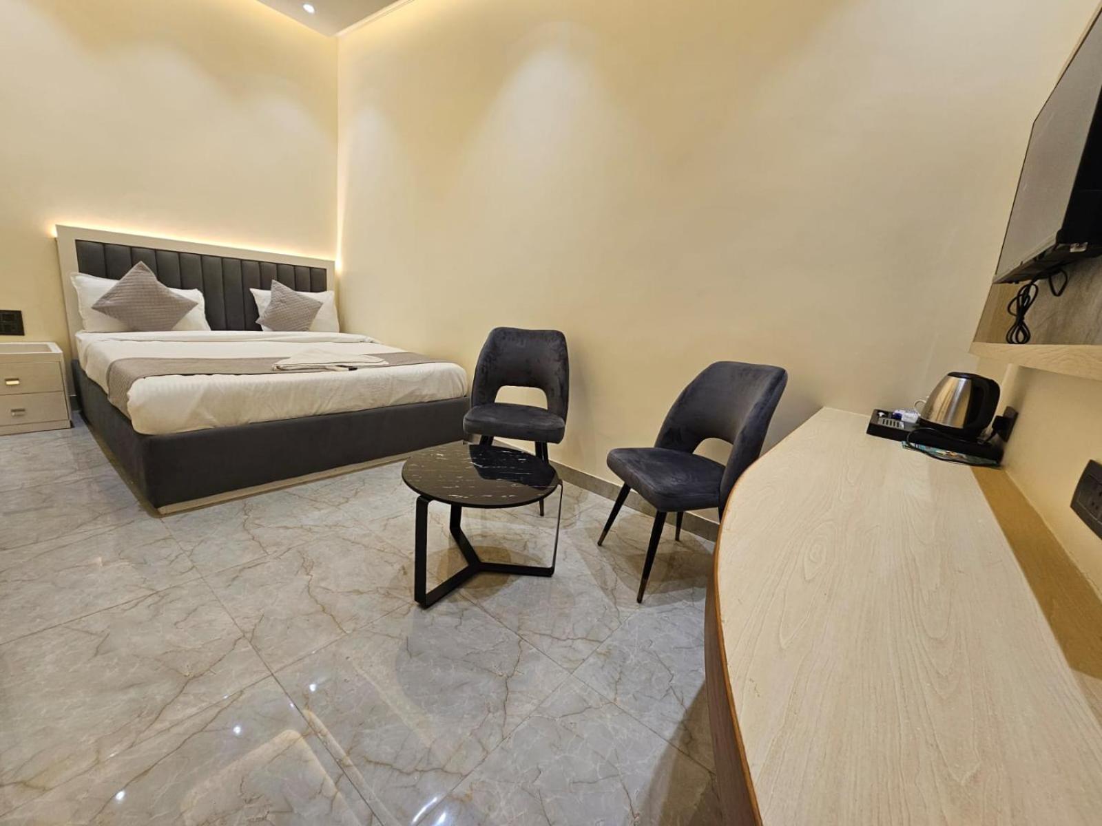 Hotel The Glass House Greater Noida Exterior photo