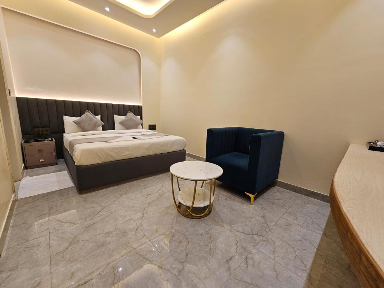 Hotel The Glass House Greater Noida Exterior photo